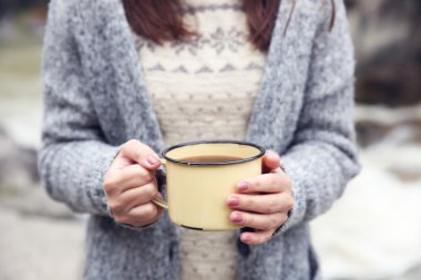 kahve fincanı tutan eller