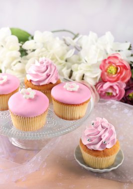 Parlak zemin üzerine lezzetli kek