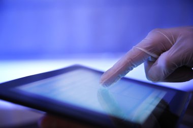 Tablet pc ile çalışma Doktor, yakın çekim