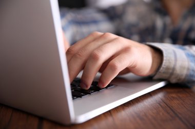 Genç adam, onun dizüstü bilgisayar kullanarak yakın çekim