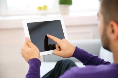 Genç adam onun tablet pc kullanarak yakın çekim