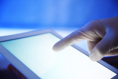 Tablet pc ile çalışma Doktor, yakın çekim