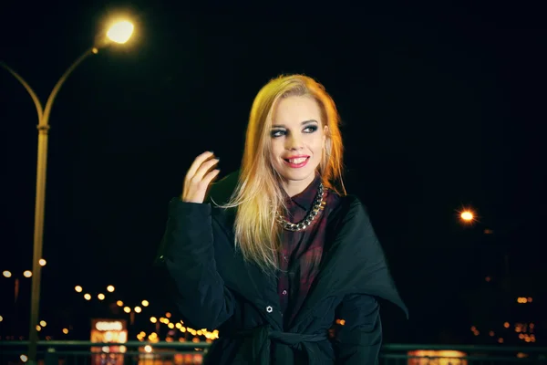 Szczęśliwy szykowny kobieta pozuje na moście w nocy — Zdjęcie stockowe