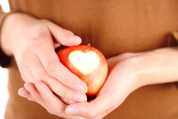 Mela rossa con cuore in mani — Foto Stock