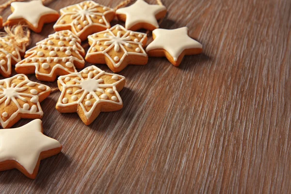 Рождественское печенье на деревянном столе — стоковое фото