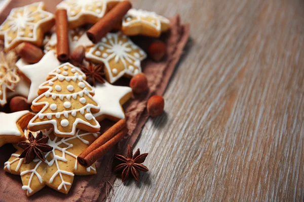 Biscuits de Noël aux épices sur table en bois — Photo