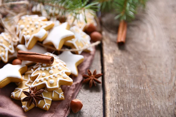 Biscotti con spezie e decorazioni natalizie, su tavola di legno — Foto Stock