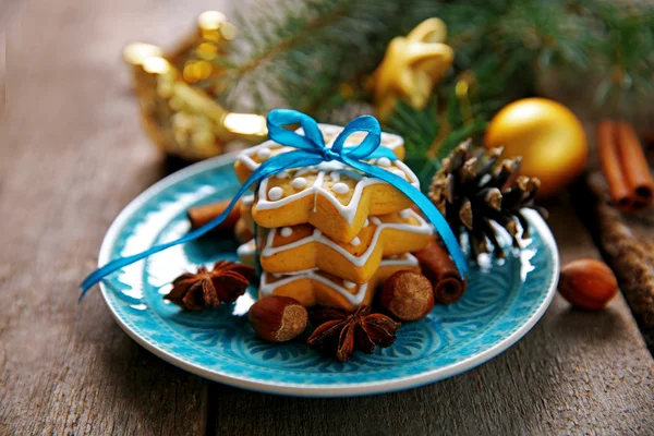 Biscuits aux épices et décor de Noël, sur table en bois — Photo