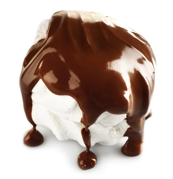 Chocolate vertido sobre malvavisco aislado sobre blanco —  Fotos de Stock