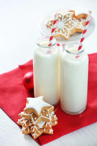 Hermosa composición con galletas de Navidad y leche —  Fotos de Stock