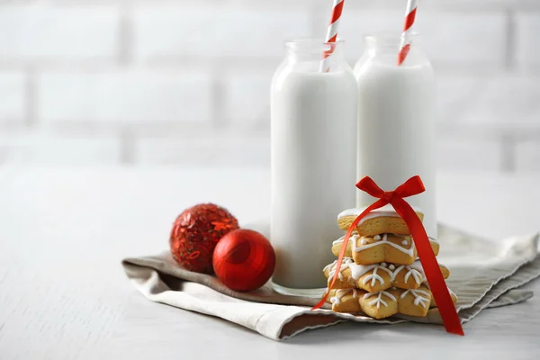 Mooie compositie met Kerstmis cookies en melk — Stockfoto