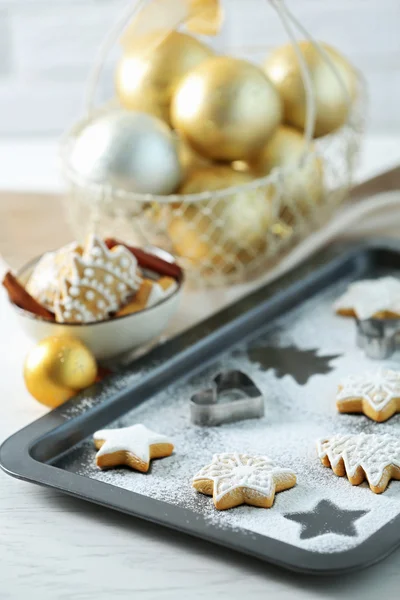 Belos biscoitos de Natal na bandeja do forno, close-up — Fotografia de Stock