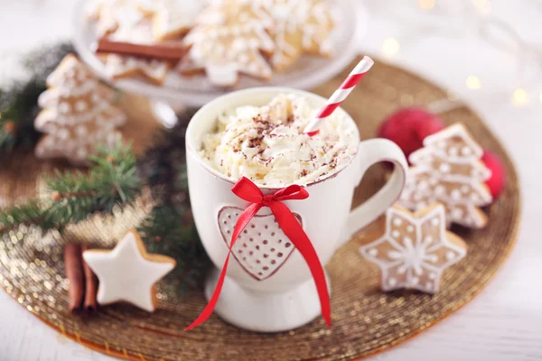 Kapuçino ve Noel kurabiyeleri Kupası ile güzel kompozisyon — Stok fotoğraf