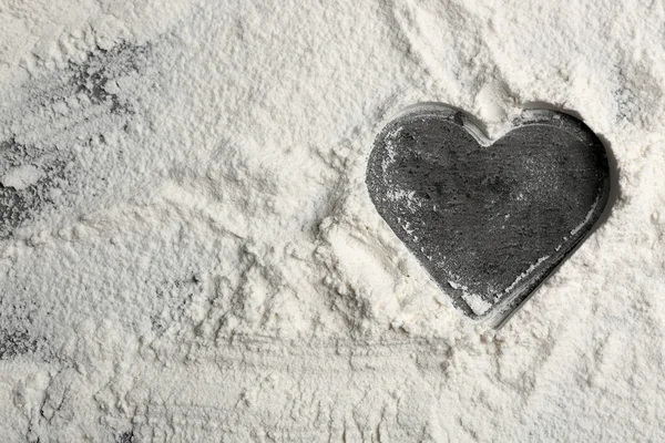 Corazón de harina sobre fondo gris — Foto de Stock