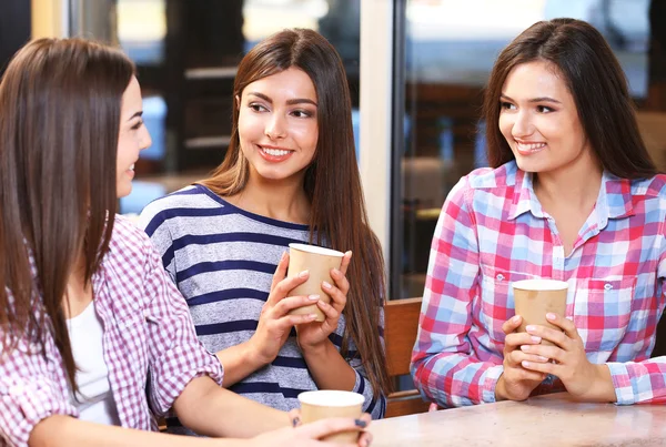 Vrienden spreken met koffie — Stockfoto