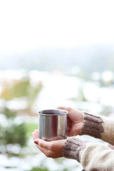 Hand holding coffee cup — Stock Photo, Image