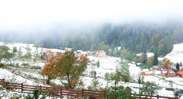 Village in mountains on bright day — Stock Photo, Image