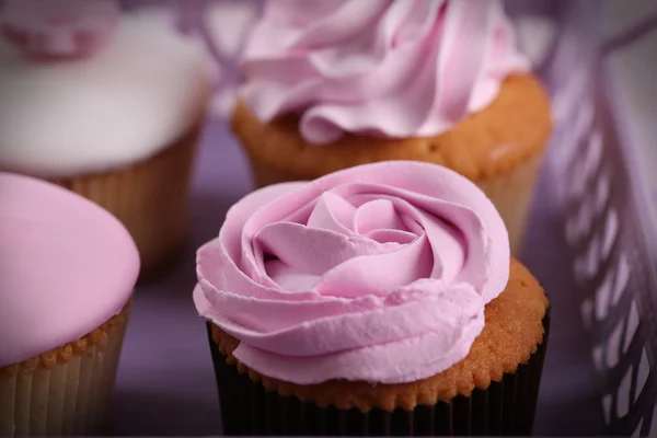 Dolcetti saporiti su vassoio, primo piano — Foto Stock