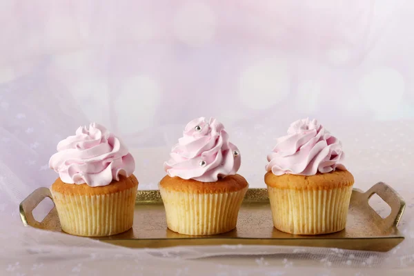 Gâteaux savoureux sur fond clair — Photo