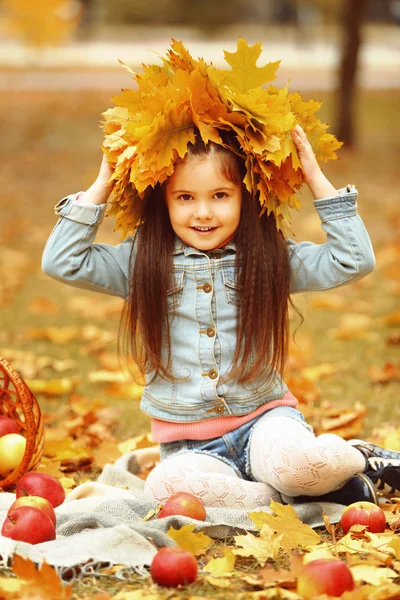 Beautiful little girl with apples — Stock Photo, Image