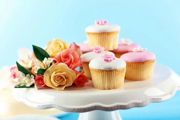 Smakelijke cupcake op stand — Stockfoto