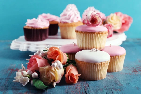 Schmackhafte Cupcakes dekoriert — Stockfoto