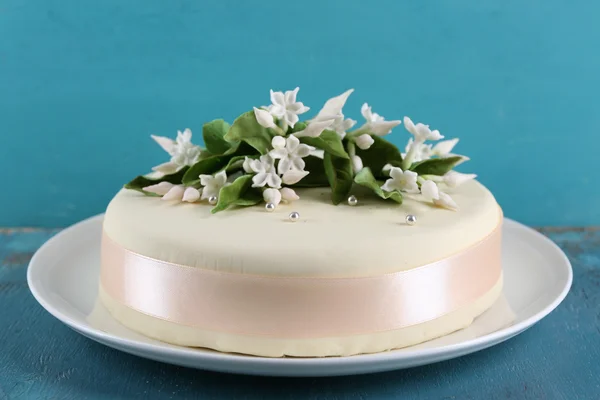 Cake with sugar paste flowers — Stock Photo, Image