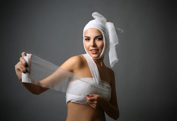 Jeune femme avec un bandage de gaze — Photo