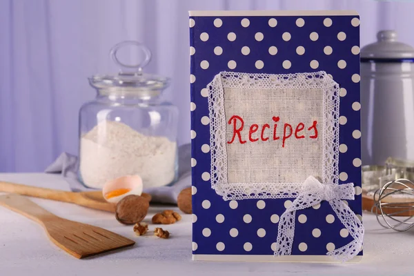 Libro di ricette su un tavolo — Foto Stock