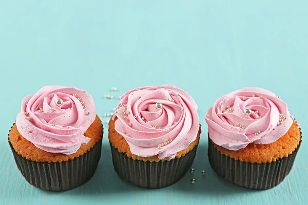 Schmackhafte Cupcakes dekoriert — Stockfoto
