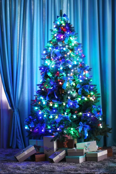 Árbol de Navidad en una habitación — Foto de Stock