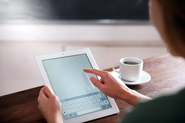 Młoda kobieta za pomocą jego komputera typu tablet, z bliska — Zdjęcie stockowe