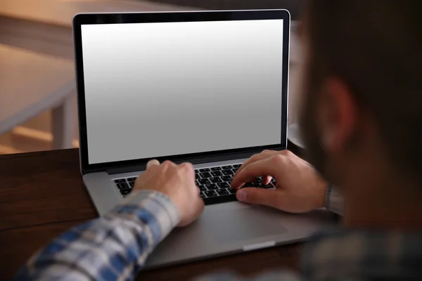 Jonge man met behulp van zijn laptop, close-up — Stockfoto