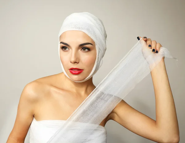 Mujer con un vendaje en la cabeza y el pecho —  Fotos de Stock