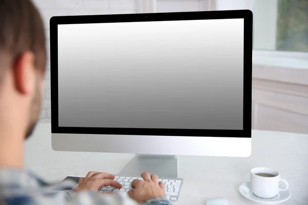 Jonge zakenman werken met zijn computer close-up — Stockfoto