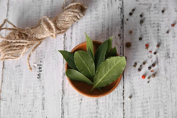 Fresh bay leaves in bowl — Stock Photo, Image