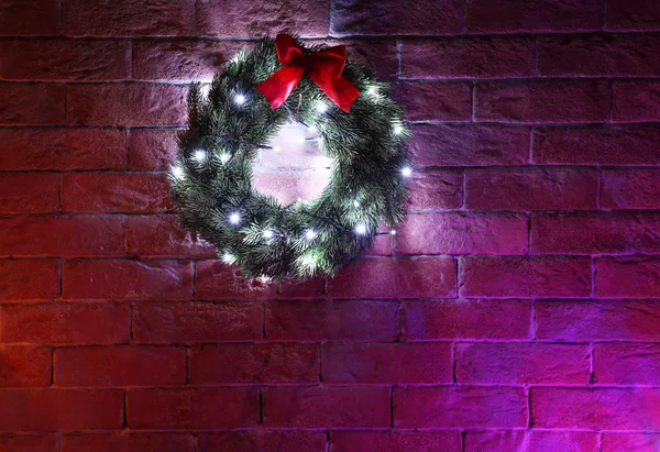 砖墙上的圣诞花环 — 图库照片