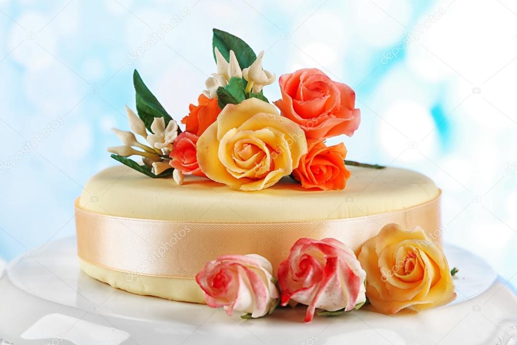 Gâteau Avec Des Fleurs De Pâte De Sucre Photographie