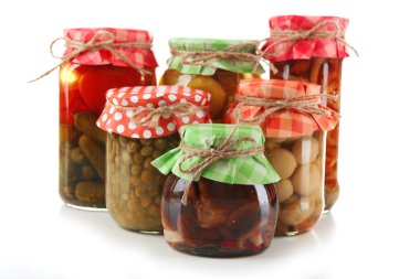 Kavanoz turşu sebze üzerinde beyaz izole ile