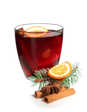 Beyaz bir masada baharatlı sıcak şarap.