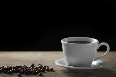 Fincan kahve ve kahve taneleri gri arka plan üzerinde ahşap tablo