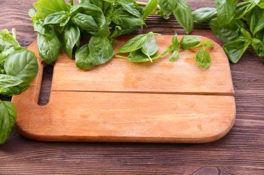 ahşap zemin üzerine yeşil taze fesleğen