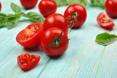 Taze domates fesleğen ahşap tablo ile yakın çekim