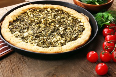 Ispanak ve masaya kiraz domates ile açık pasta yakın çekim