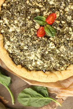 Ispanaklı masada açık pasta yakın çekim