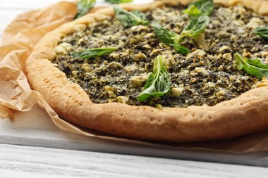 Ispanaklı masada açık pasta yakın çekim