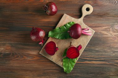 Ahşap masa yapraklarda ile genç pancar yakın çekim