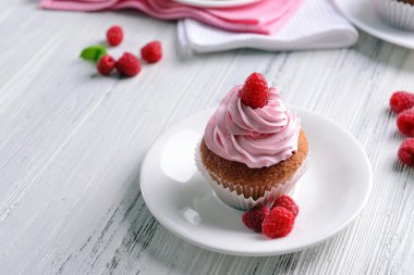 Lezzetli kek çilek tablo ile yakın çekim