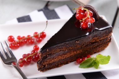 Lezzetli çikolatalı kek çilek tablo ile yakın çekim