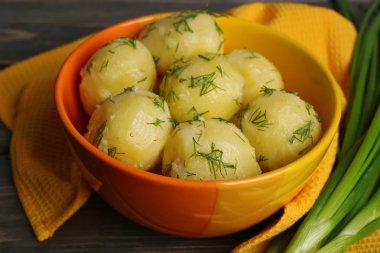 Masada bir kapta yeşillikleri ile haşlanmış patates yakın çekim